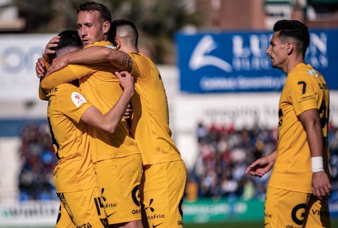 El equipo celebrando un gol