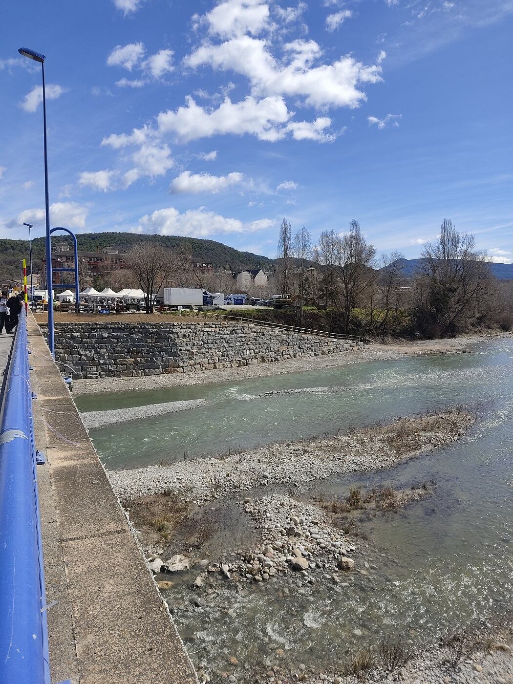 Ribera del río Cinca a su paso por Aínsa