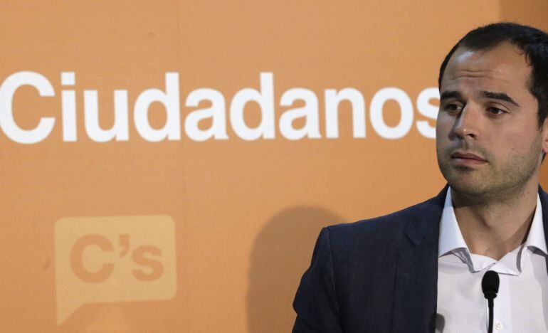 GRA053. MADRID, 02/06/2015.- El líder de C?s en la Comunidad de Madrid, Ignacio Aguado, durante la rueda de prensa que ha ofrecido esta mañana para avanzar las principales líneas del pacto anticorrupción de Ciudadanos . EFE/Zipi