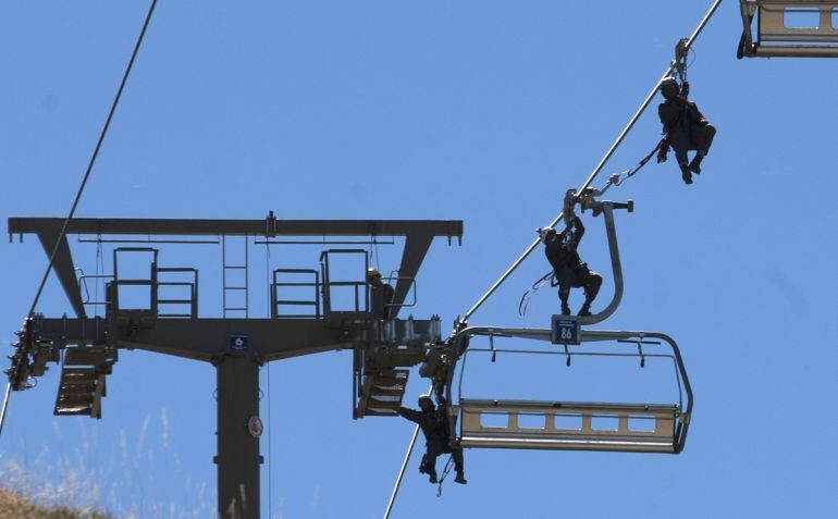 Imagen de archivo de trabajadores de Sierra Nevada en labores de mantenimiento de un telesilla en la estación de esquí granadina