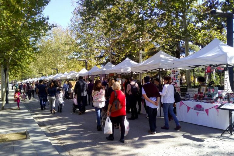 Puestos en el mercadillo Zoco del Salón en Granada