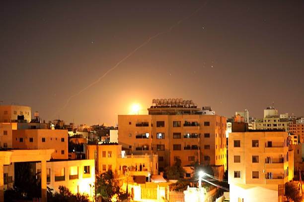 Misiles israelíes lanzados por las FDI han impactado contra edificios iraníes en distintas partes del país