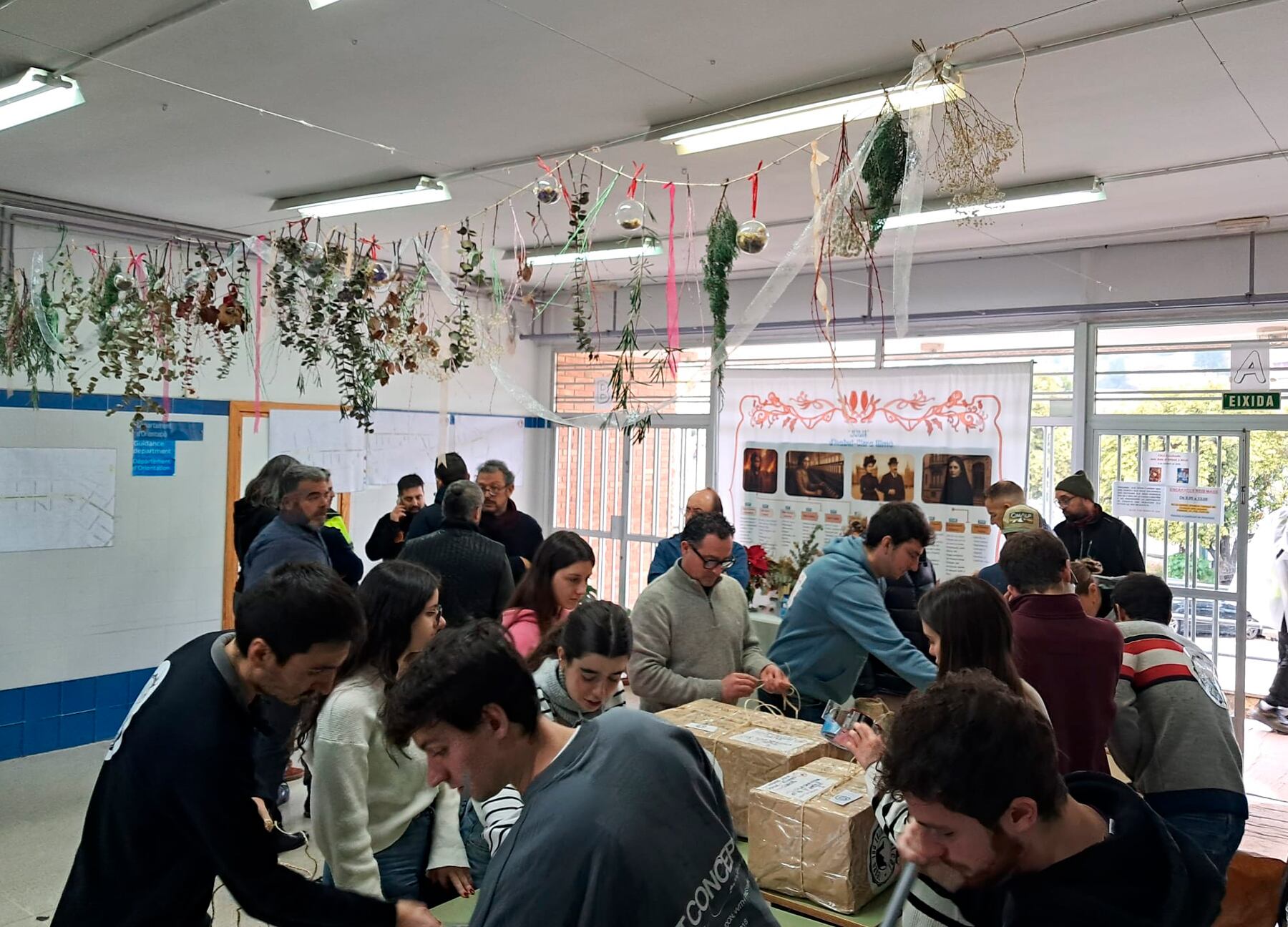 Un instante de la actividad de los paqueteros en el IES Pare Vitòria