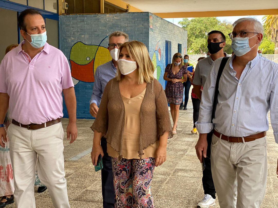 La alcaldesa Mamen Sánchez durante una visita a un colegio de Jerez