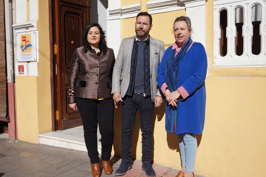 Estevan, Muñoz y Villaplana ante la sede de la Mancomunidad en Elda