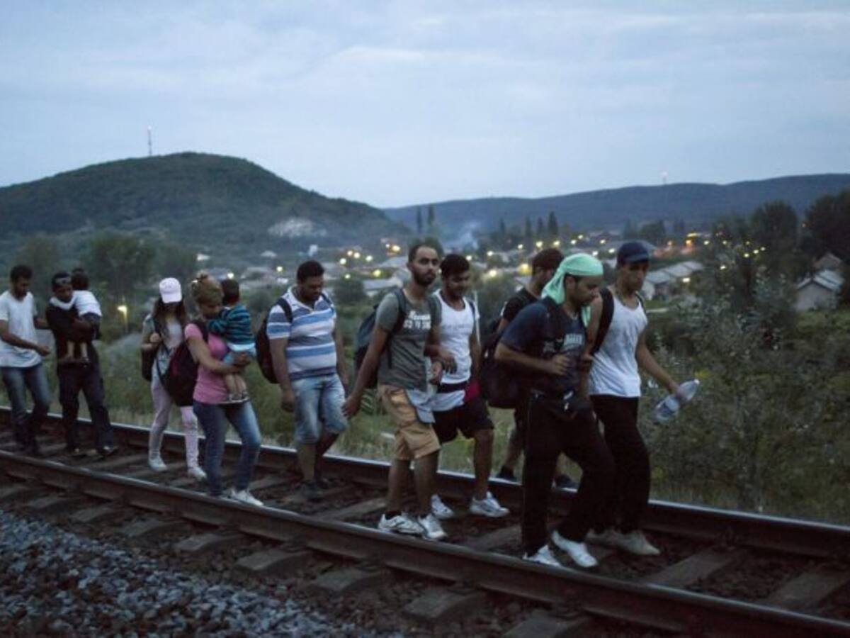 Hungría ofrece a los refugiados su traslado a la frontera con Austria