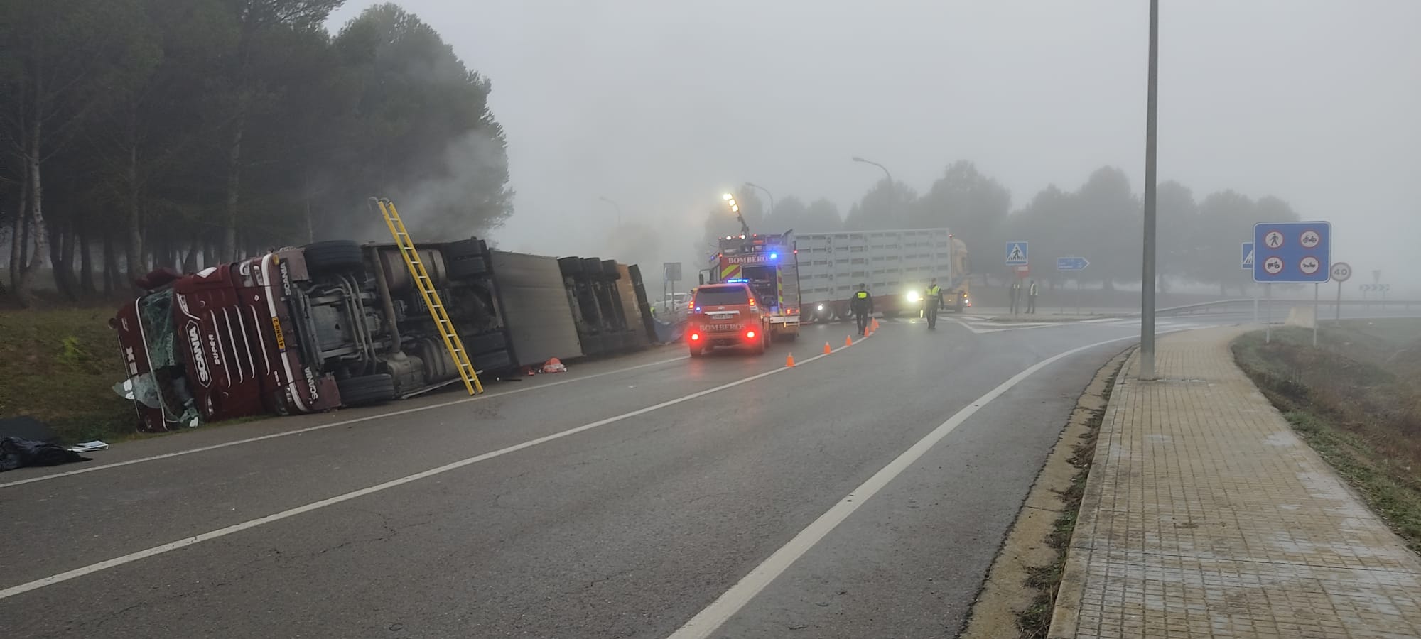Estado en el que ha quedado volcado el camión