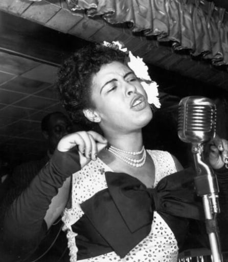 Billie Holiday durante una actuación en Nueva York en febrero de 1947