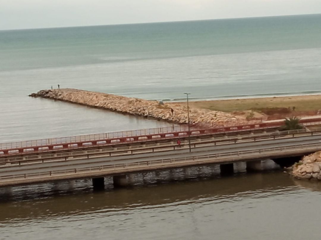 Espigón en San Gabriel, donde se aprecia la diferente densidad del vertido al barranco, tras las últimas lluvias, hacia el área protegida de la playa y la toma de agua de las desaladoras.