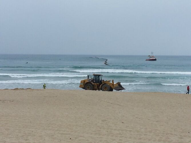 La draga que vertirá la arena en la Zurriola, llegando desde el mar.