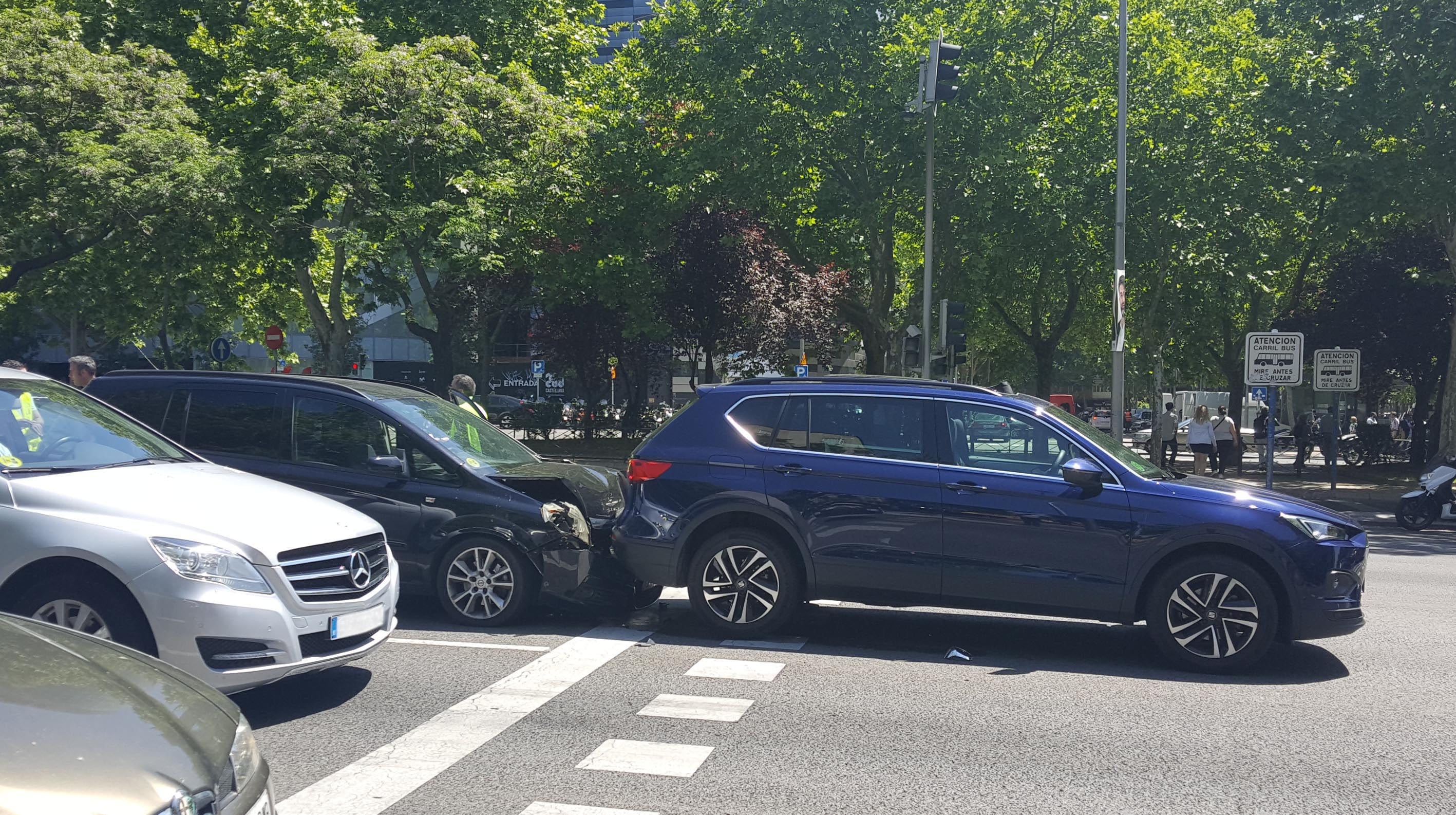 Accidente de tráfico en ciudad.