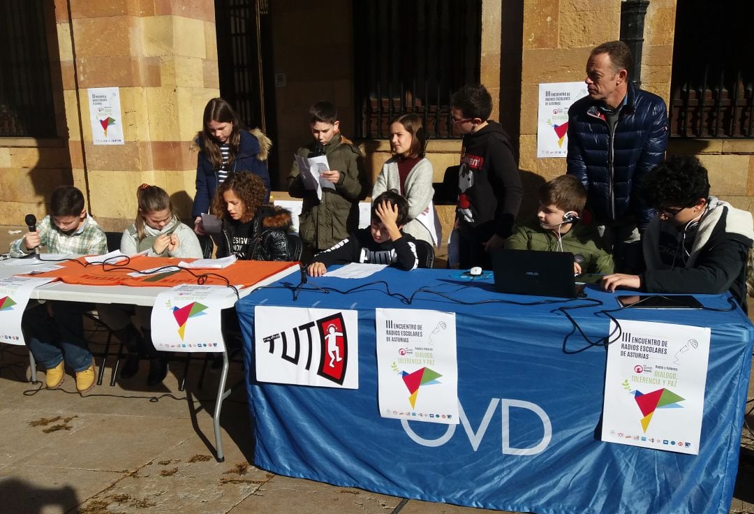 Los niños del Colegio Público Veneranda Manzano de Oviedo hacen su programa de radio en directo en la plaza del Ayuntamiento con motivo de la celebración el 13 de febrero del Día Mundial de la Radio.