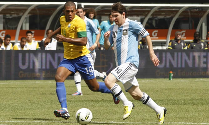 El jugador de Argentina, Lionel Messi, disputa un balón con el capitán de Brasil Juan, el sábado 9 de junio de 2012, durante el partido amistoso, en el estadio MetLife en Nueva Jersey (EEUU).