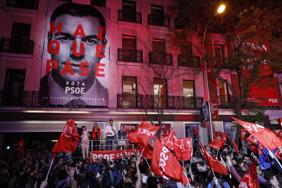 Pedro Sánchez se dirige a sus seguidores tras ganar las elecciones generales desde la sede del PSOE en la calle Ferraz de Madrid.