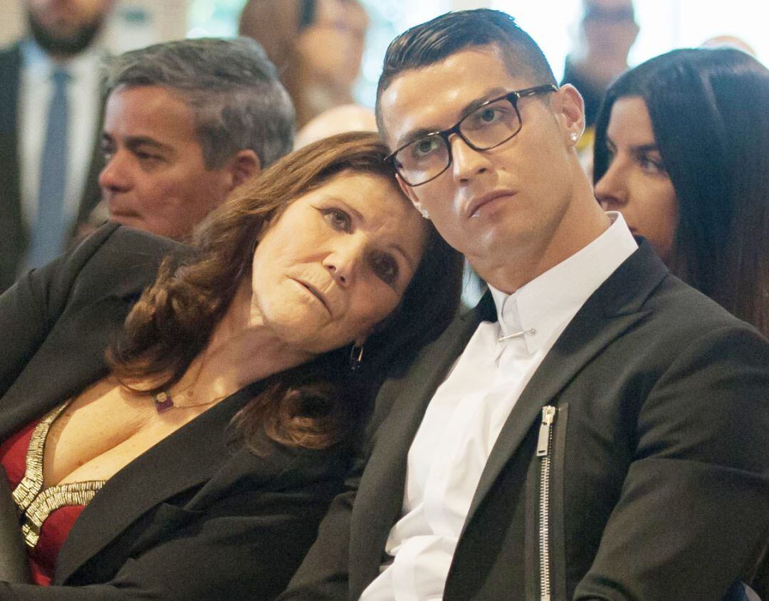  Maria Dolores dos Santos Aveiro junto a Ronaldo
