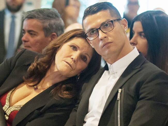 Maria Dolores dos Santos Aveiro junto a Ronaldo