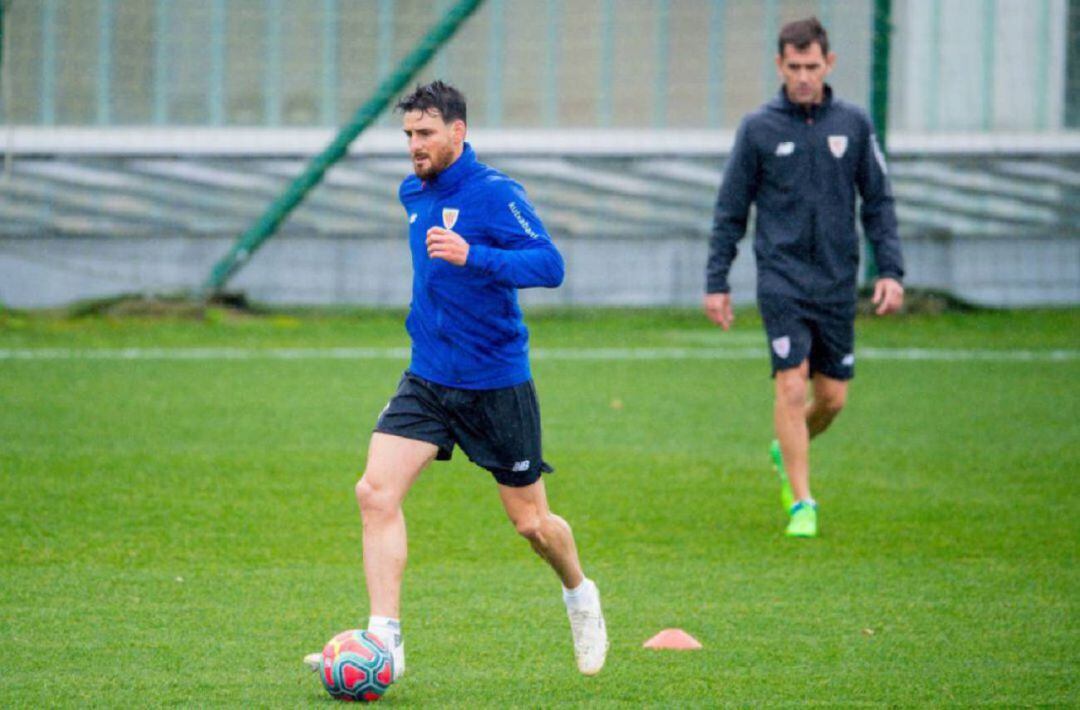 El delantero del Athletic Aritz Aduriz, durante un entrenamiento en Lezama