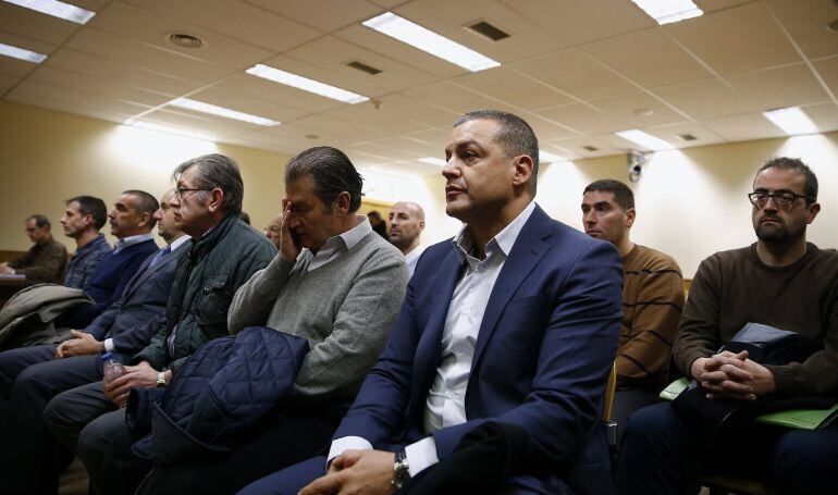 Miguel Ángel Flores (delante, d), principal acusado por la tragedia del Madrid Arena, sentado en el banquillo de la Audiencia Provincial de Madrid junto a otros acusados, durante la segunda jornada del juicio por la tragedia ocurrida en el mencionado reci