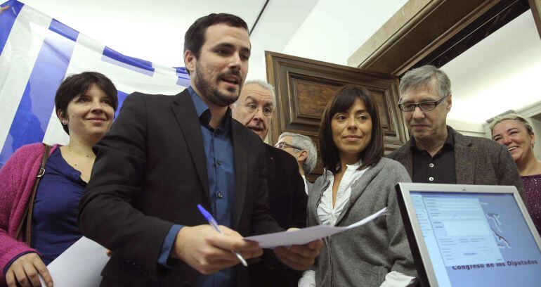 El portavoz económico Izquierda Plural y candidato a la Presidencia del Gobierno, Alberto Garzón (2i), junto a otros diputados del grupo parlamentario, registra una iniciativa en el Congreso