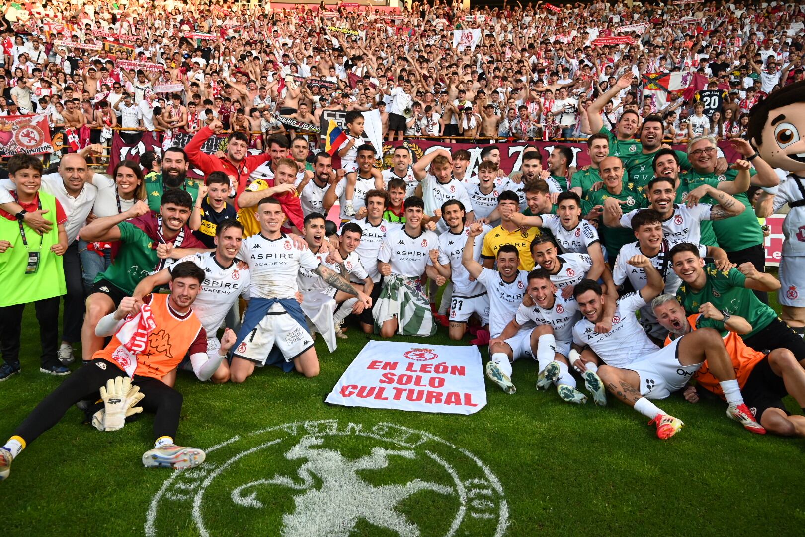 LEÓN (CASTILLA Y LEÓN), 24/05/2025.- La Cultural y Deportiva Leonesa logró el retorno, casi siete años después, a la categoría de plata del fútbol español después de empatar 1-1 con el Andorra y gracias a tan solo un gol de margen con la Ponferradina, con la que acabó igualada a puntos, pero tras la victoria en el Reino de León (2-0) y el reciente 2-1 en El Toralín, fueron los capitalinos los que se llevaron el premio del ascenso.La puesta en escena del conjunto del Principado metió claramente el miedo en el cuerpo, tanto a los jugadores locales, como al público que llenaba a rebosar las gradas del Reino de León.EFE/ J.Casares
