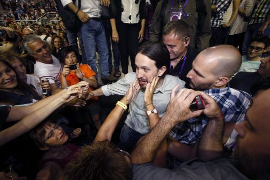 El secretario general de Podemos, Pablo Iglesias, saluda a los simpatizantes a su llegada al acto electoral en Alicante.