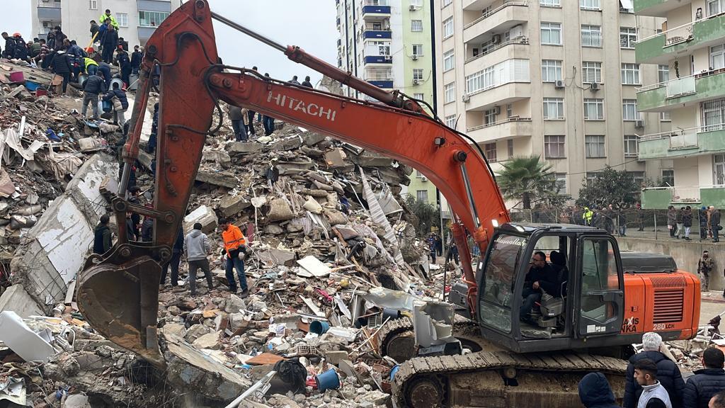 Los servicios de emergencia y rescate trabajan desde esta madrugada para evacuar a los supervivientes