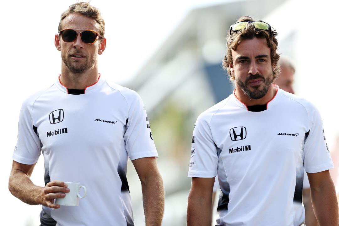 Jenson Button junto a Fernando Alonso en 2016