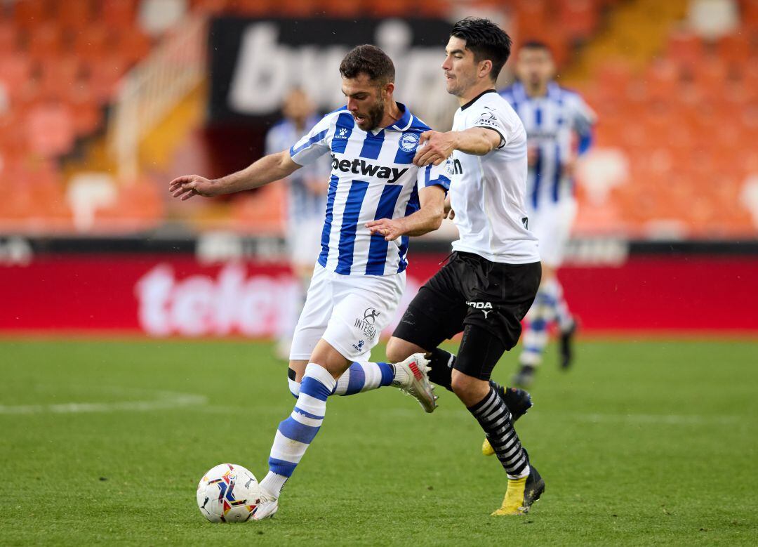 Carlos Soler pugna con Luis Rioja