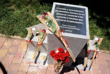 Imagen del memorial instalado en la Plaza Vieja de Camuñas