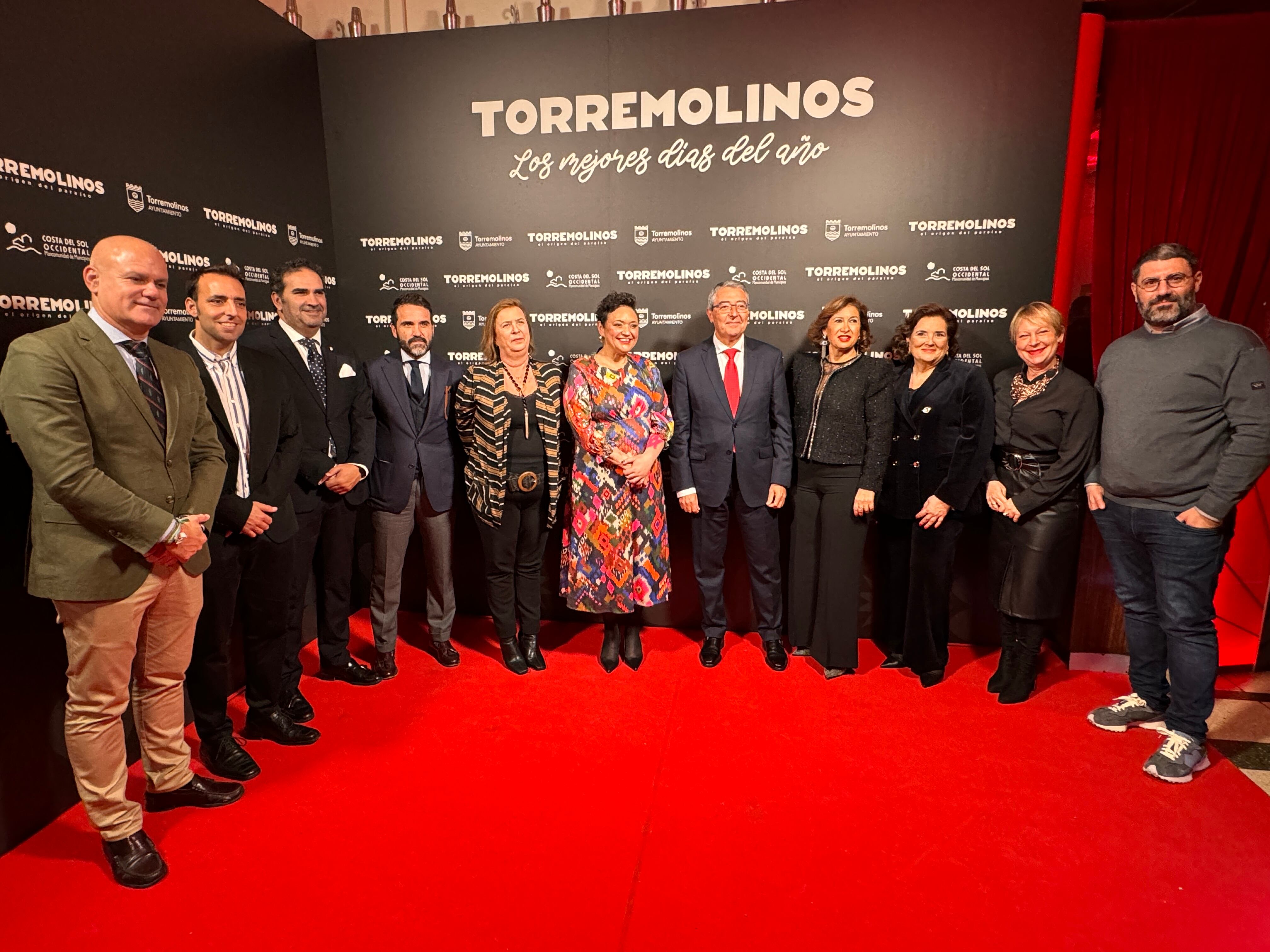 Las autoridades al inicio de la presentación en el Museo Chicote de Madrid este lunes