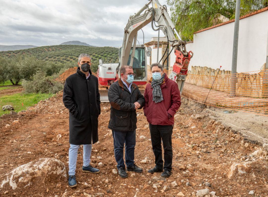 (De izq. a der.) Manuel La Torre, alcalde pedáneo de La Bobadilla, José Castro, diputado de infraestructuras municipales y Valeriano Martín, alcalde de Alcaudete 