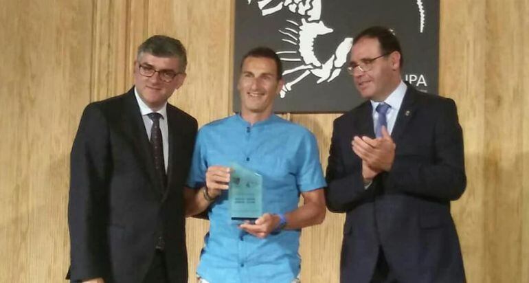 El coordinador del servicio de deportes, Miguel Ángel García, recibe el premio de manos de Benjamín Prieto y Ángel Tomás Godoy.