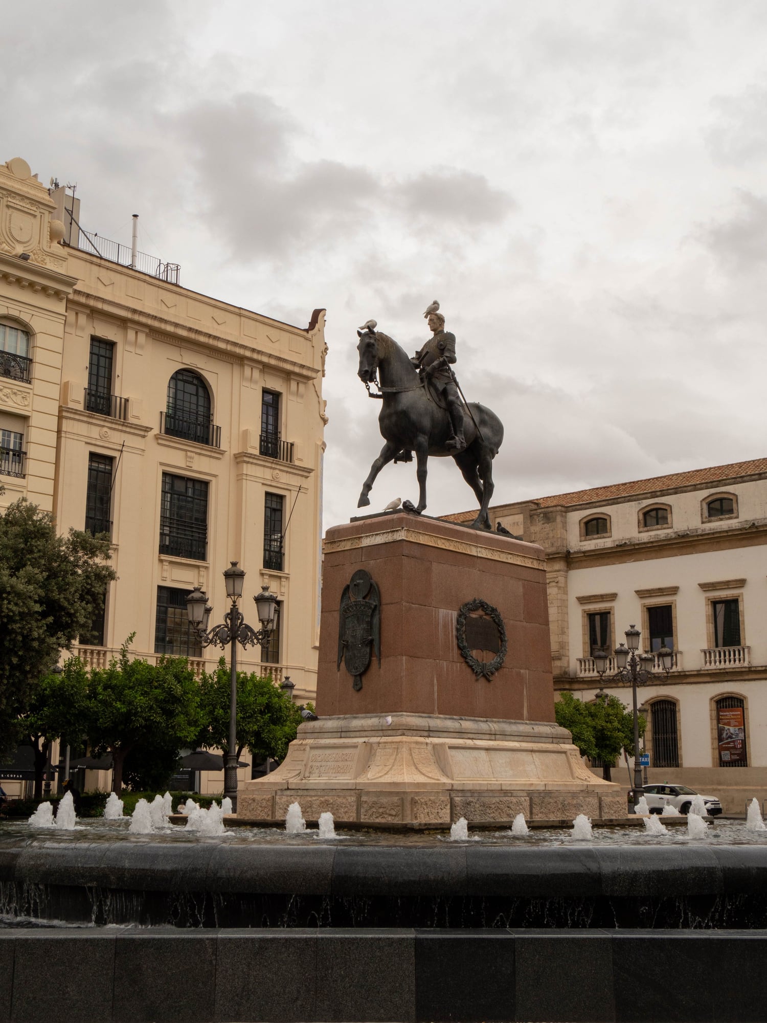 A vertical shot of the Monument to the Great Captain in Cordoba, Spain