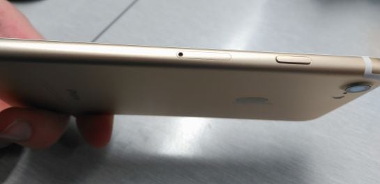 Cierre del compartimento de la SIM.