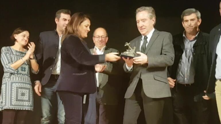 La presidenta de Villas Marineras y alcaldesa de Ribadesella, Charo Fernández, entrega el premio a Iñaki Gabilondo.