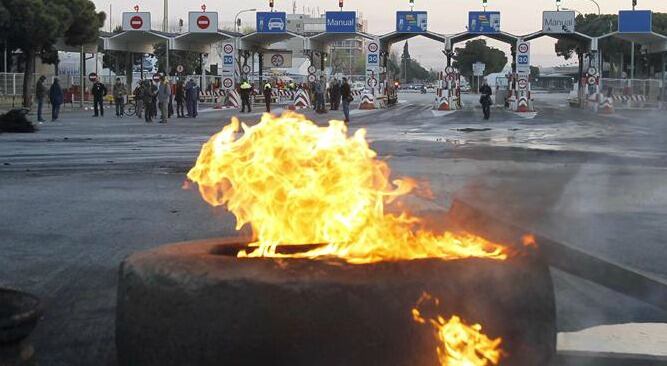 Piquetes informativos bloquean con neumáticos incendiados las entradas de Mercabarna en la Zona Franca de Barcelona para impedir la entrada al recinto de cualquier vehículo durante la jornada del 29 de marzo de 2012, en la que los sindicatos convocaron una huelga general contra la reforma laboral.