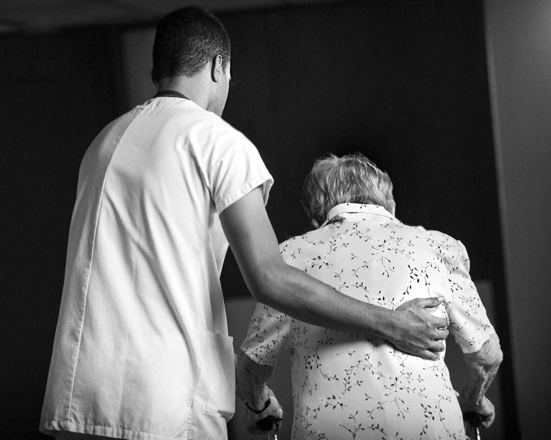 Anciana auxiliada en una residencia