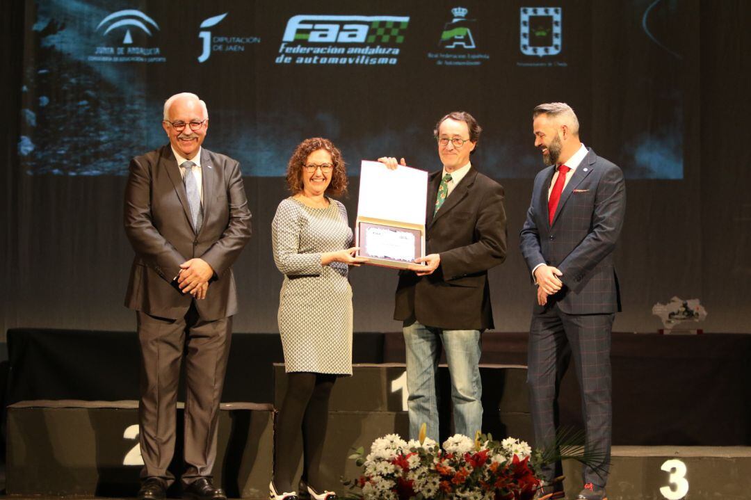 Francisco García Galera recoge el premio en el Teatro de Úbeda