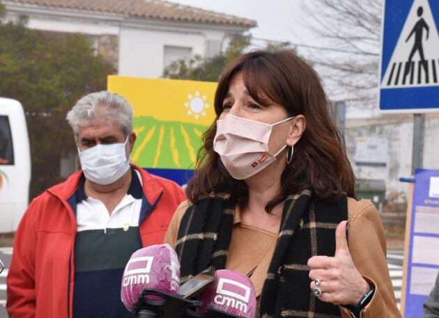 Blanca Fernández, durante la comparecencia que ha realizado en Pueblonuevo tras visitar las obras de mejora de la carretera