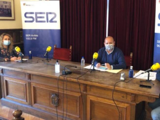 Nacho Poncela y Manfredo Álvarez junto a la alcaldesa de Lena, Gema Álvarez.