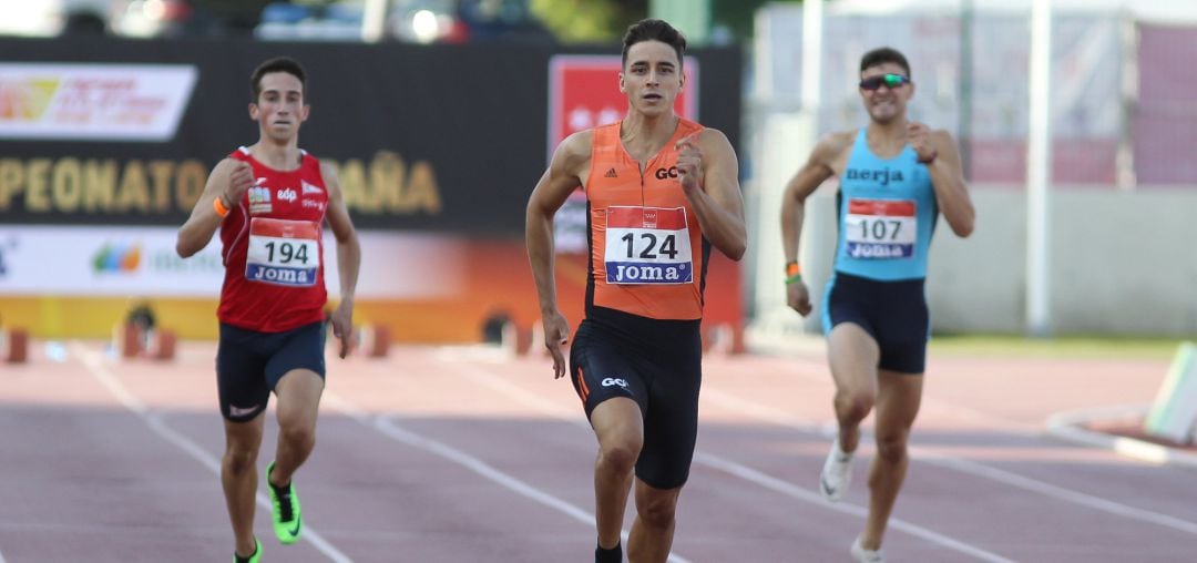 El atleta parleño Julio Arenas (c), entre Manuel Bea Medina y Javier Sanchez Santos este fin de semana en el Polideportivo Juan de la Cierva de Getafe, que albergó los Campeonatos de España