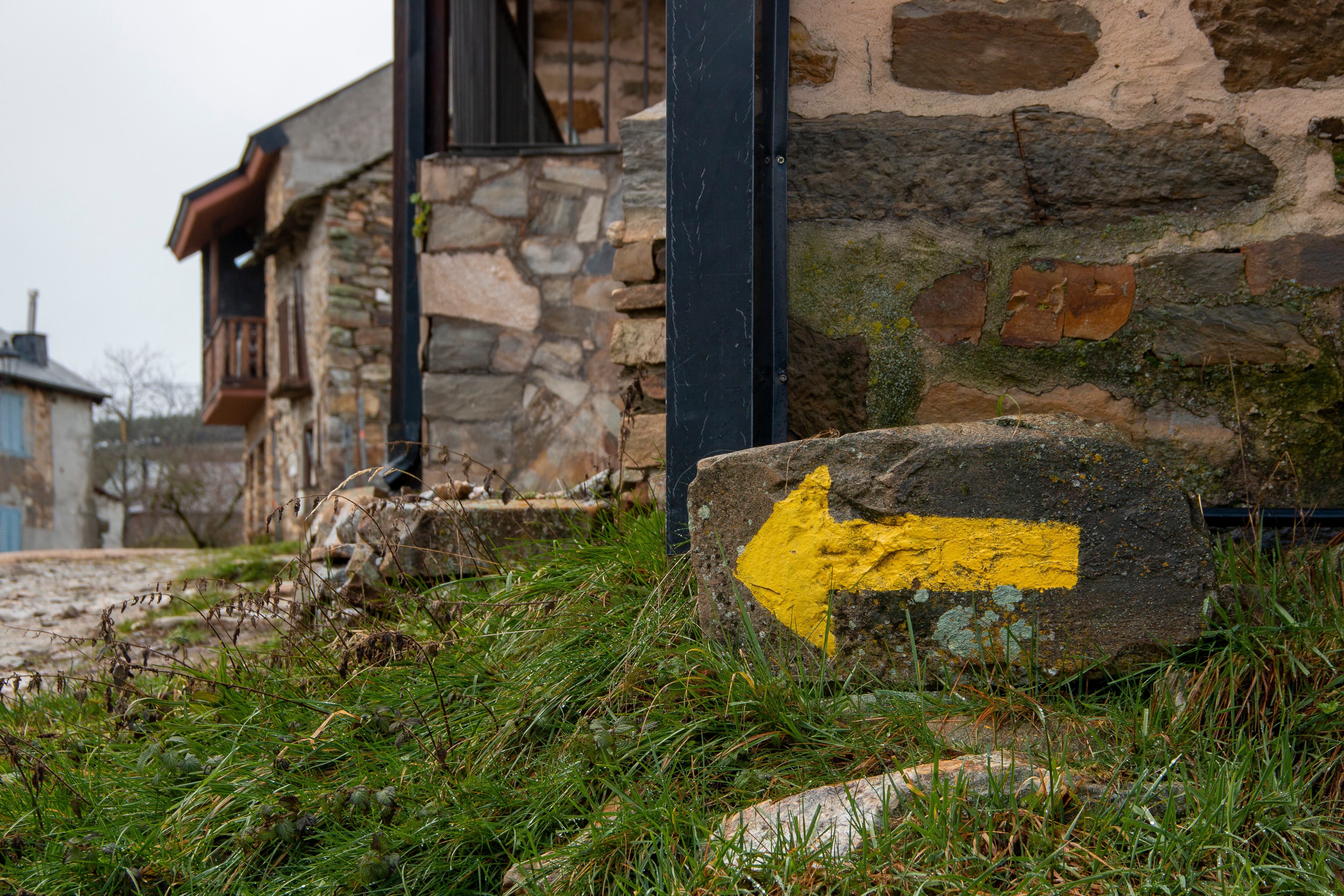 Yellow arrows that indicate the way to Flechas amarillas a lo largo del Camino de Santiago | GettyImages