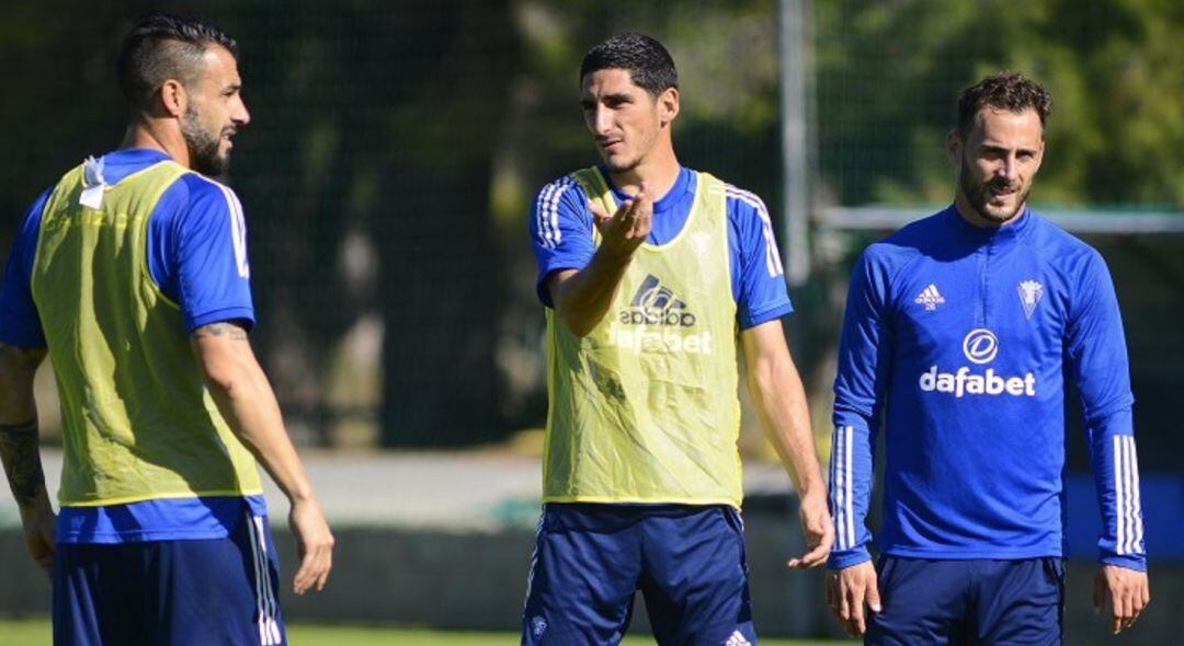 Malbasic durante un entrenamiento junto a Negredo y Bodiger.