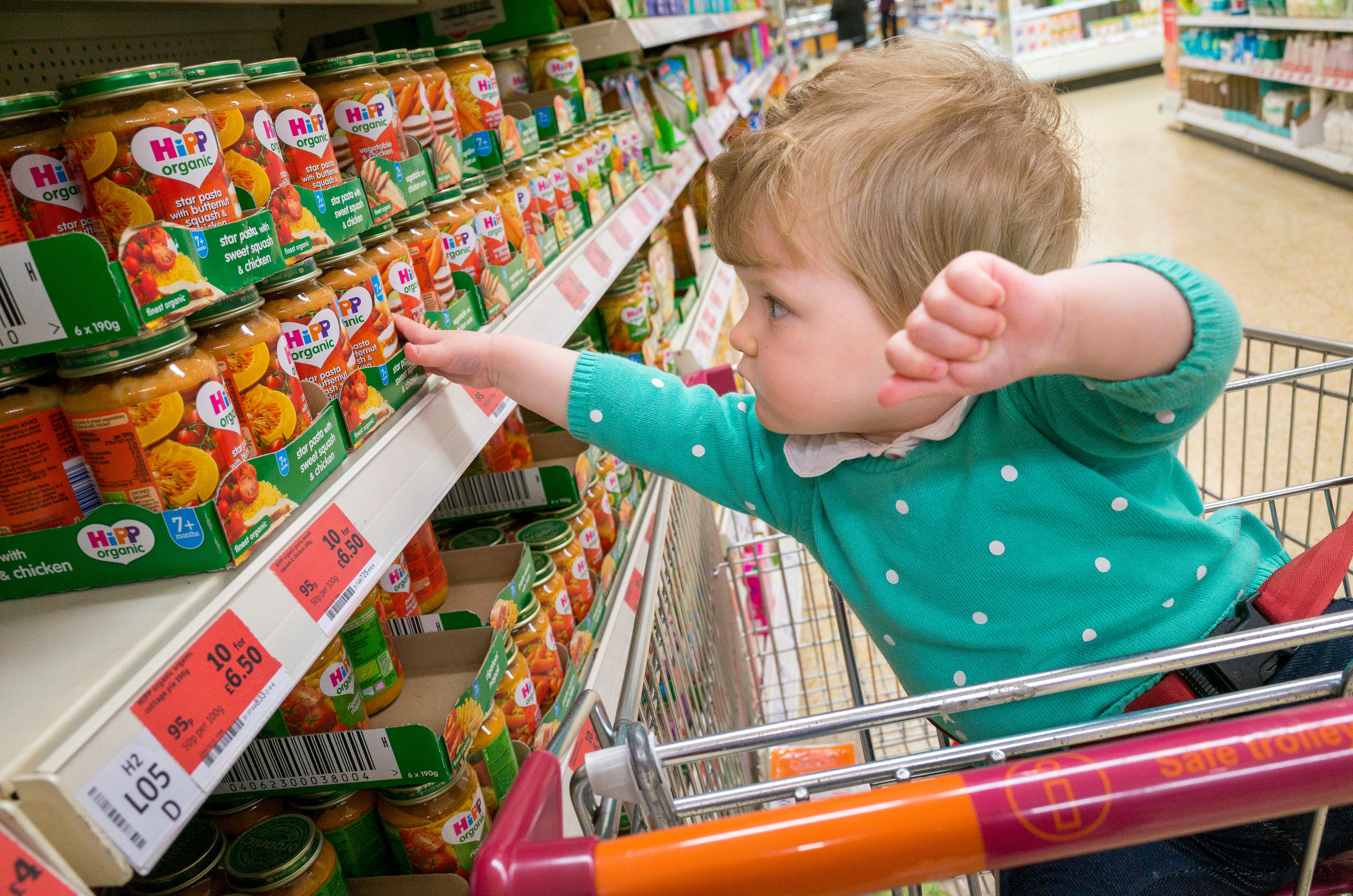 Un bebé en un supermercado.