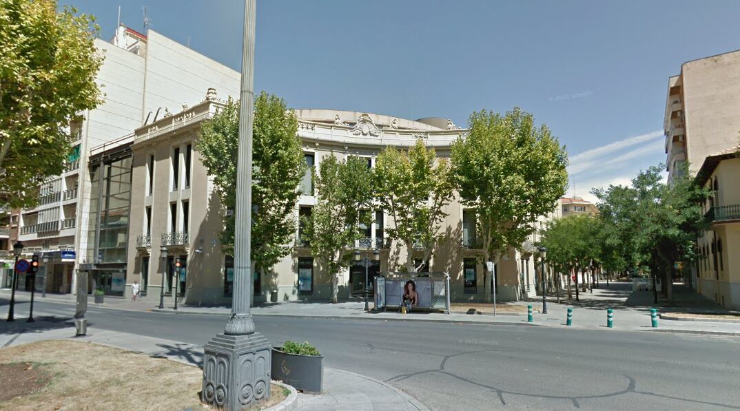 El tráfico sigue cortado en la calle Tesifonte Gallego