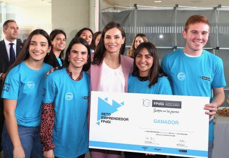 La reina Letizia junto al grupo de estudiantes que ha ganado el reto emprendedor de la Federación Princesa de Girona