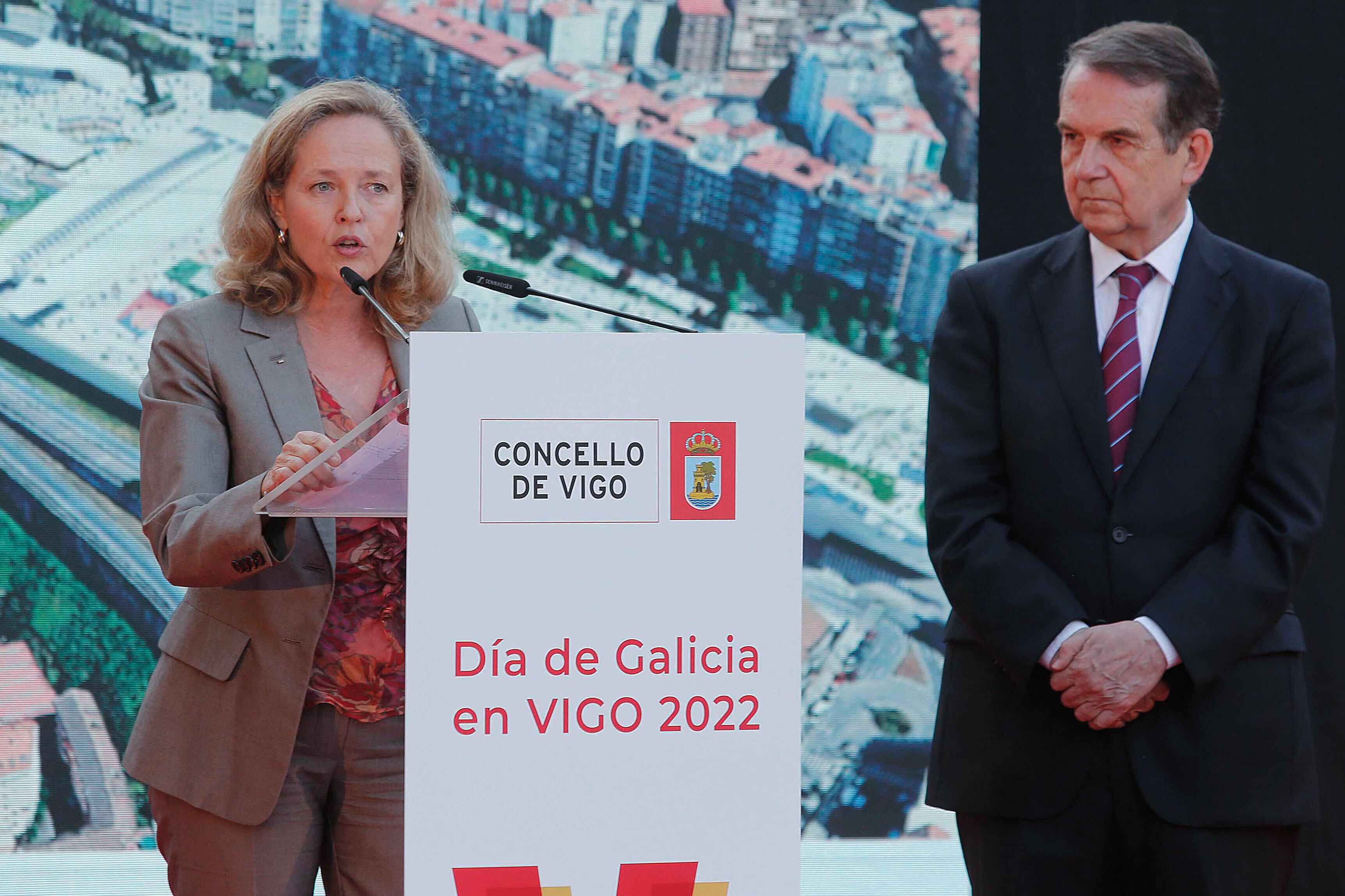 GRAF1658. VIGO (PONTEVEDRA), 12/08/2022.- La vicepresidenta primera y ministra de Asuntos Económicos y Transformación Digital, Nadia Calviño, acompañada del alcalde de Vigo Abel Caballero (d), lee el pregón con motivo de la celebración del Día de Galicia en Vigo. EFE/Salvador Sas
