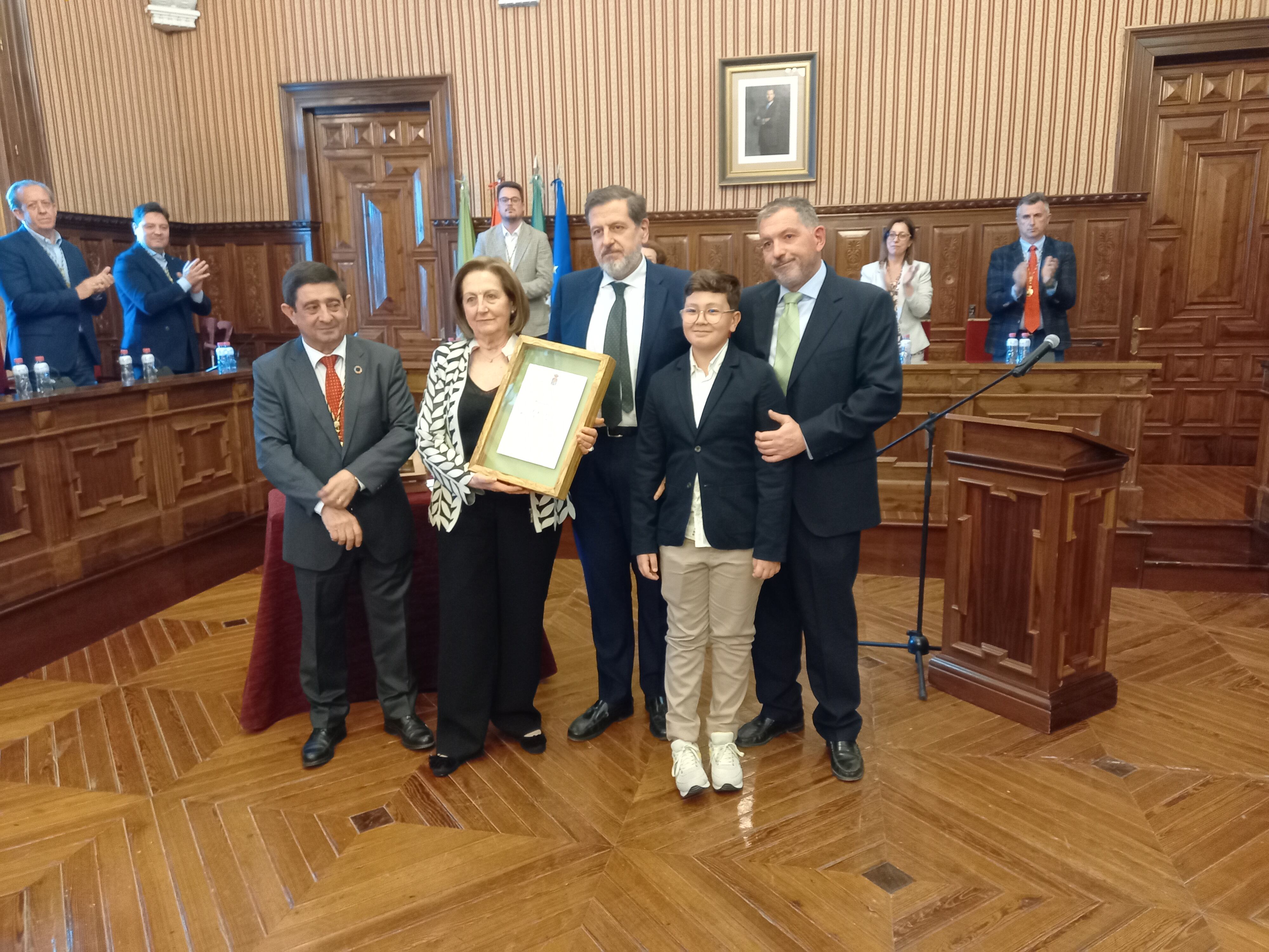 La familia de José Luis García-Lomas recoge en la Diputación de Jaén y de manos de su presidente, Francisco Reyes, el título de Hijo Adoptivo de la provincia de Jaén.