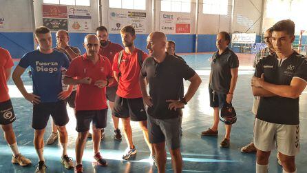 Israel González se dirige a la plantilla