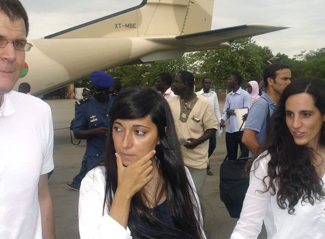 La foto muestra a los tres cooperantes (dos españoles y una italiana) en una base militar de la capital voltense, Uagadugu, antes de empreder vuelo a sus respectivos países